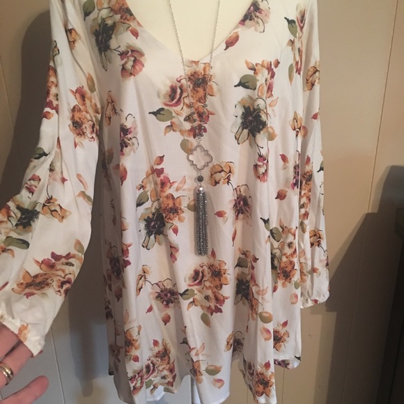 Together you and I Tops - ❤️ V- Neck Floral Boutique Tunic Top Together you and I Tops - ❤️ V- Neck Floral Boutique Tunic Top